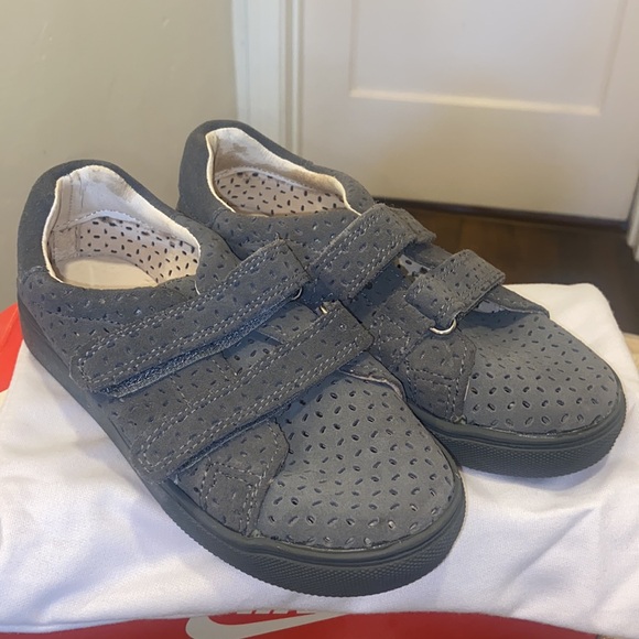 New AKID Gray LEATHER Sneakers Trainers VELCRO Closure SZ 3 YEAR - Picture 1 of 13